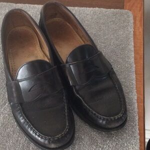 Men wear 8 1/2 C (wear a women shirt 9 1/2)